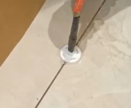景宁瓷砖空鼓维修公司专业解答瓷砖在铺贴过程中，如果没有涂抹均匀到位的粘结材料（如水泥砂浆或瓷砖胶），可能会导致以下问题