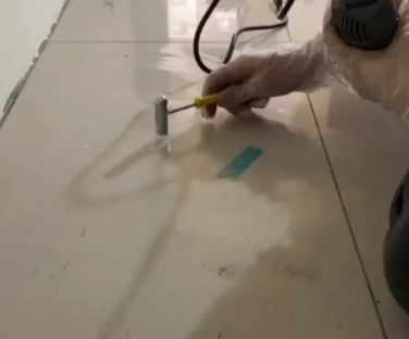 景宁瓷砖开裂维修公司专业分享瓷砖在铺贴前如果没有沥干水分，将会导致以下问题
